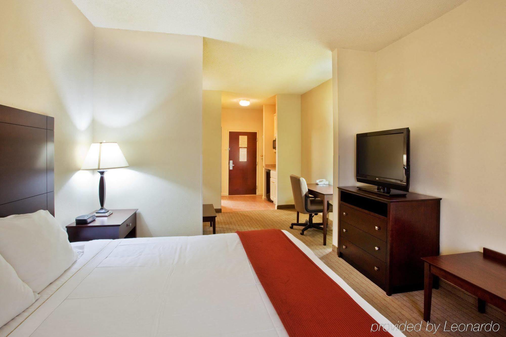 Baymont By Wyndham Calhoun Hotel Room photo